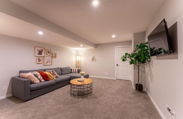 Stylish Private Basement Suite near South Health Campus