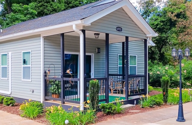 Stylish & private guesthouse with sunny patio, central AC, & W/D - with pool