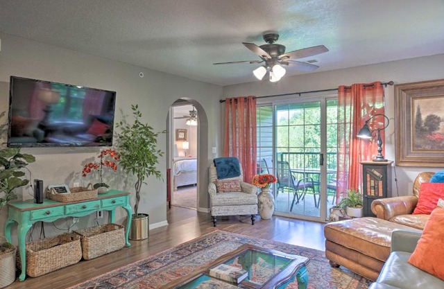 Stylish Resort Condo 3 Mi to Downtown Branson!