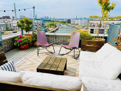 Stylish Riverfront Penthouse with Skyline View