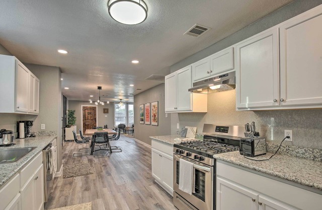 Stylish San Antonio Retreat Near The Pearl!