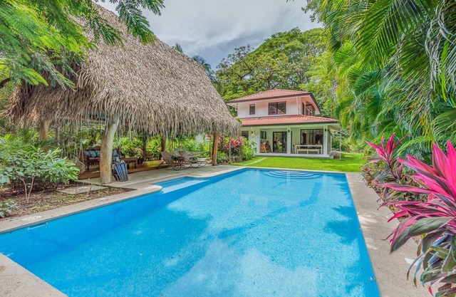 Stylish Sanctuary - North Guiones Oasis - walk to Guiones beach