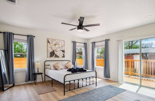 Stylish & Spacious Comfort 4br/3ba Downtown Gem!