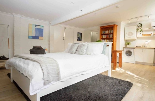 Stylish Studio in Heart of Annandale Village