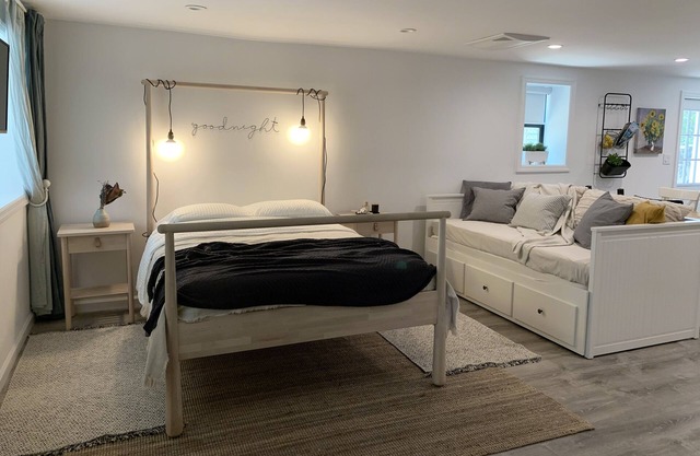 Stylish Tarrytown Studio - Walk to Train & Main St