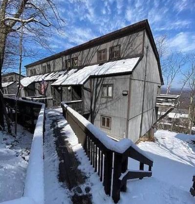 Stylish Townhouse Steps to Ski Mtn & Waterpark