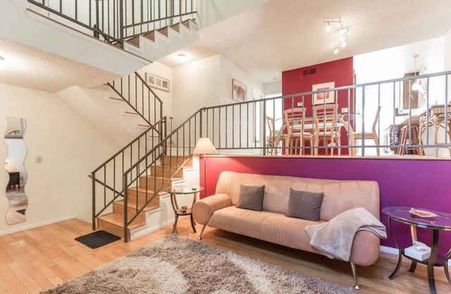 Stylish Tri-level Townhouse Fully Furnished 2br, 2BA
