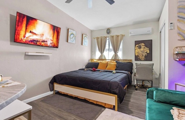 Stylish Tucson Studio Getaway Near Zoo & Downtown!