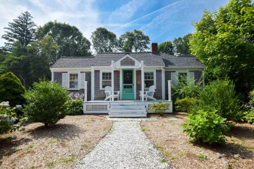 Stylish Updated Home walk to Dennis Pond Hot Tub