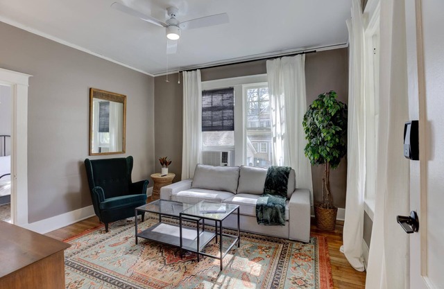 Stylish Vintage Apartment in Midtown Close to All!