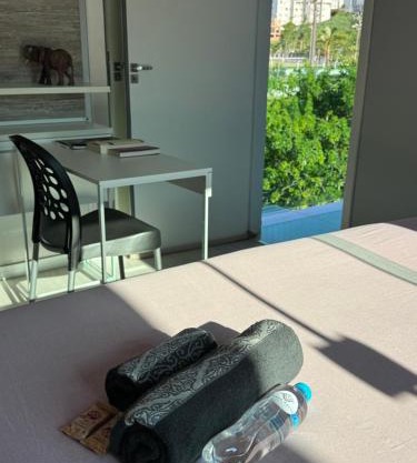 Suíte Grande com AR, TV e sacada em Florianópolis