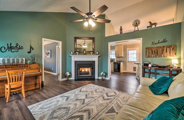 Suburban Getaway w/Game Room, 19 Mi to Nashville!
