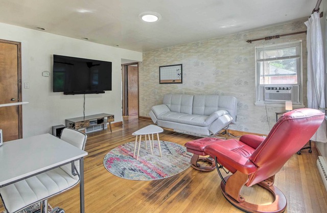 Suburban Home ~ 20 Mi to Downtown Cleveland!