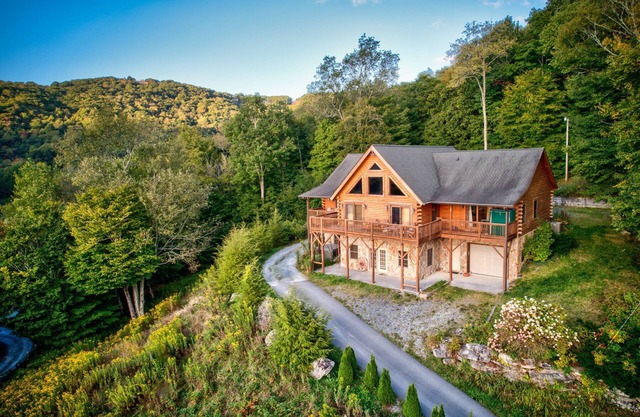 Sugar Bear Lodge Log home across from Sugar MTN Hot tub, pool table, VIEWS!