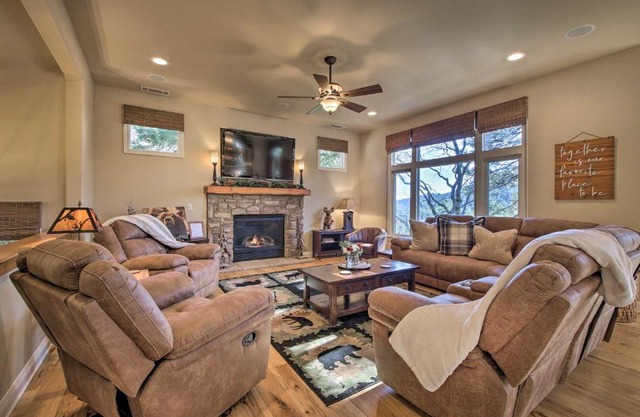 Sugar Bear Lodge with Game Room - 5 Mi to Village!