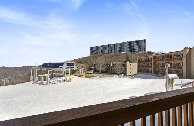 Sugar Ski Ski-In Ski-Out. 2 Bedroom. Pool+Hot tub. 150 feet from slope and pool.