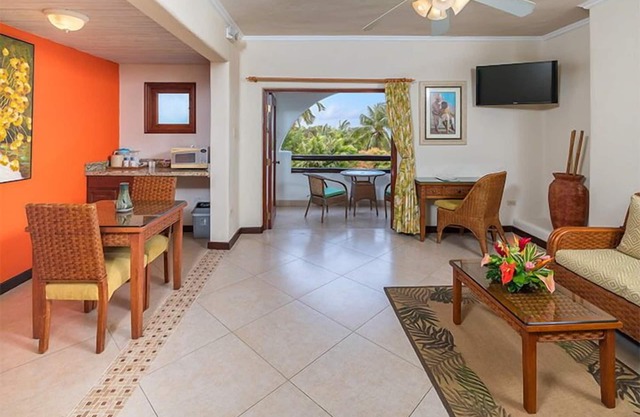 Suite Close to Maycocks Bay and Mahogany Bay! Outdoor Pool, Parking!