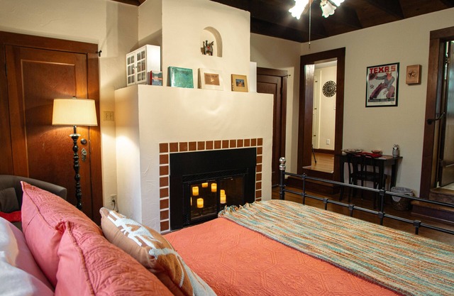 Suite in Historic Downtown Home - 4 Blocks from Capitol