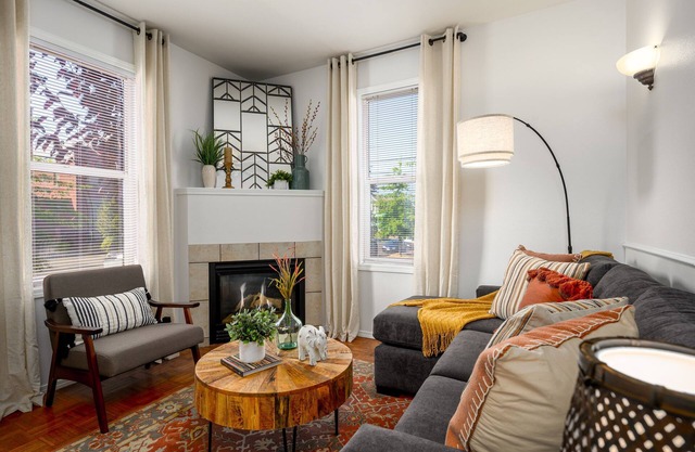 Suite Magnolia. Steps to Downtown & Breweries. Modern 2 bedroom apt w/fireplace.