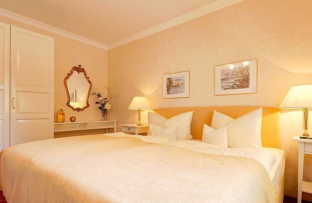 Suite mit sep. Wohnraum, Balkon oder Terrasse, Bad-oder DU/WC, Haupthaus