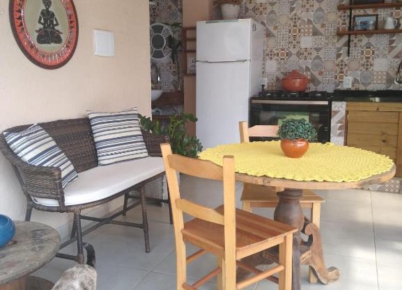 Suite para casal com espaço gourmet, entre mar e lagoa.