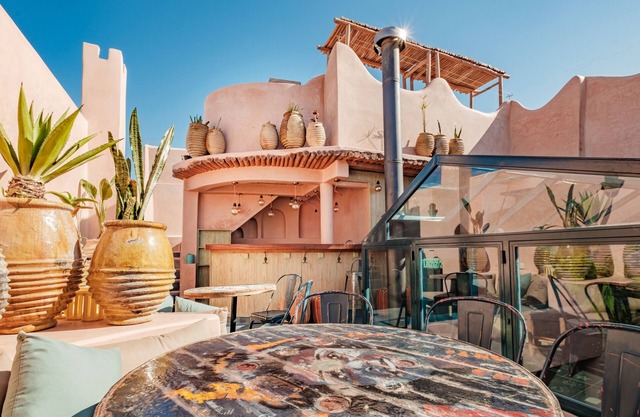Suite Signature with bath and Patio View