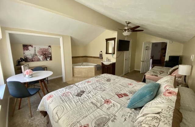 Suite W/Jacuzzi tub, King & Twin Bed