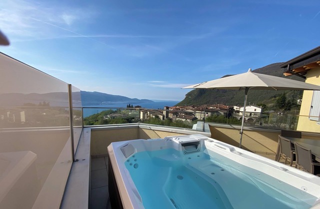 Suite with whirlpool, sleeps 6, breathtaking lake view, pool