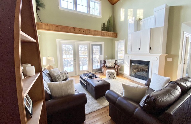 Summer '25! Luxe Four-Season Cottage w/WiFi near Huntsville, Arrowhead ☀️❄️🍂🌷