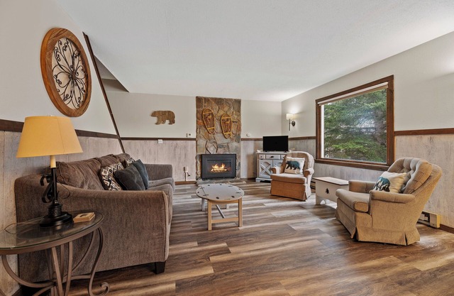 Summer Adventure: Cozy Cabin w/Hot Tub - Sleeps 7, Near ATV Trails & Ski Resort