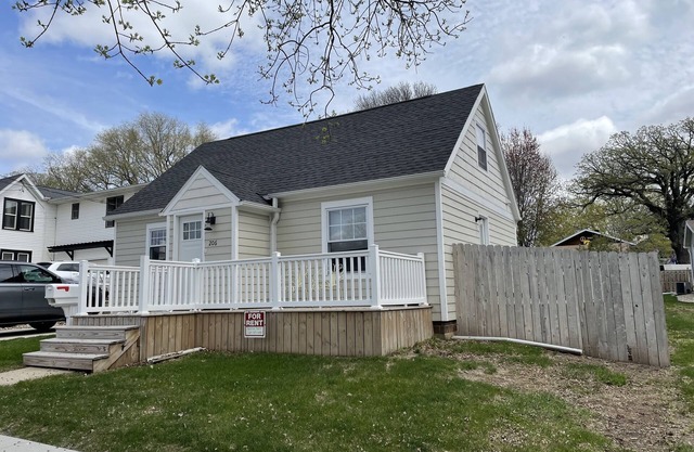 Summer Breeze - Newly Remodeled Quaint Home - 7 blocks from beach