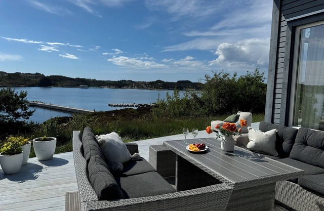 Summer cottage with large terrace and panoramic views