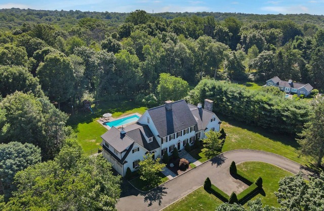 Summer estate close to NY, NJ, MA w heated pool sleeps 16+