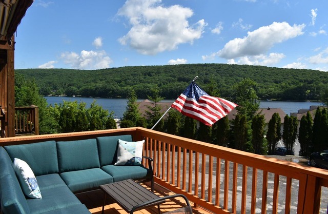 Summer Fun at our Centrally Located Lake View Condo that sleeps 6!