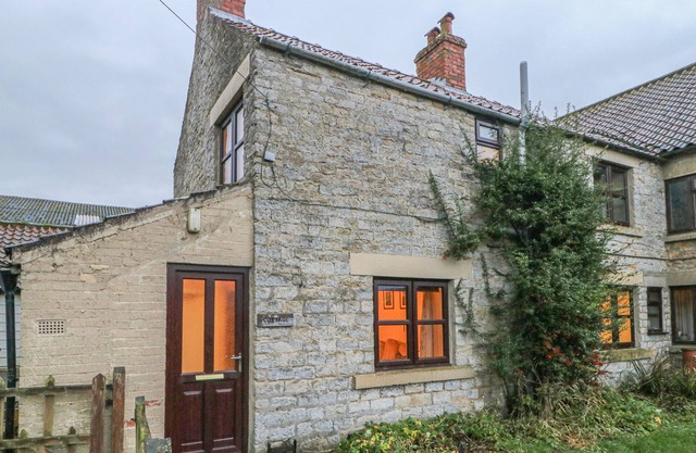 SUMMERFIELD FARM COTTAGE, pet friendly, with open fire in Helmsley
