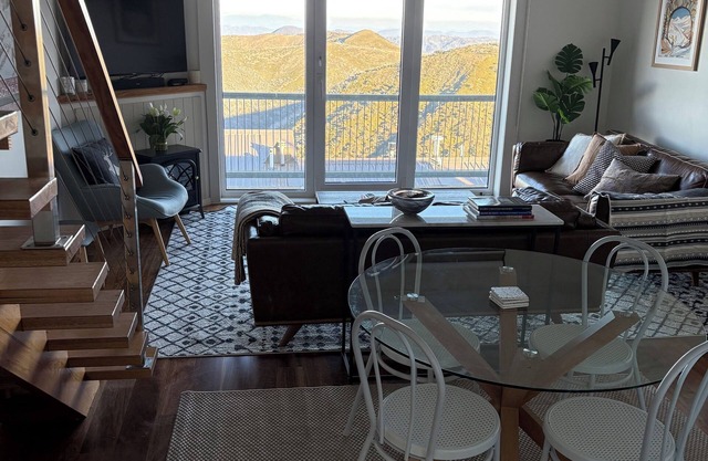 Summit Views, car park, luxury accommodation for 5 in central, ski out location