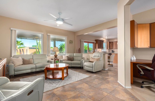 SUN CITY GRAND REMODELED 2 KING BEDS, W/LARGE PRIVATE YARD, PATIO MISTERS!