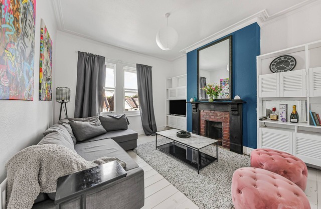 Sun-drenched 2bed penthouse near Queen's Park & tube station