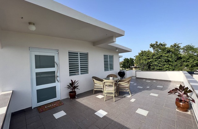 Sun-kissed haven near the beach! A peaceful retreat with great views from deck!