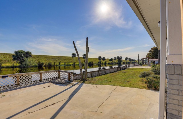 Sun-Soaked Okeechobee Retreat w/Canal Views!