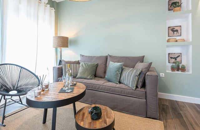"SunBow Olive"- One bedroom luxury Apartment in Dowtown Athens