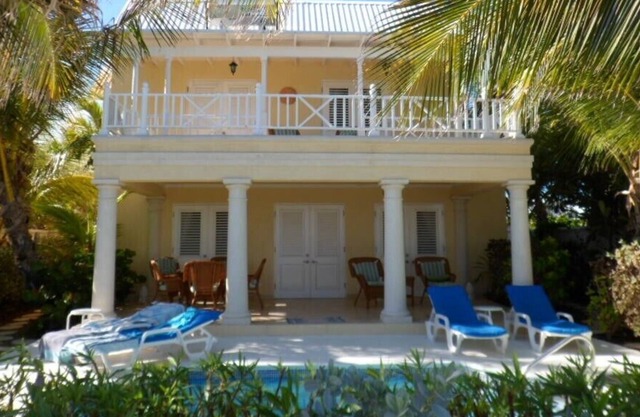 'Sunburst' Elegant villa with pool and ocean view