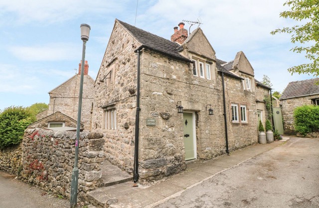 SUNDIAL COTTAGE, pet friendly, with open fire in Brassington