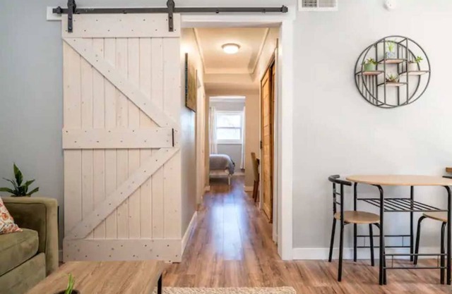 Sunflower Suite, 10 minutes to Downtown