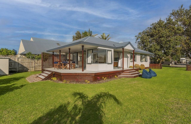 Sunlight Bach - Whitianga Holiday Home