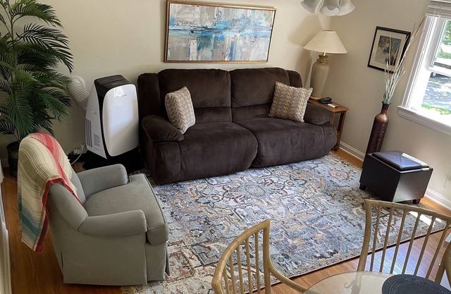 Sunlight Splendor Suite at Twin Oaks by the Trails - Upstairs Apartment in Home
