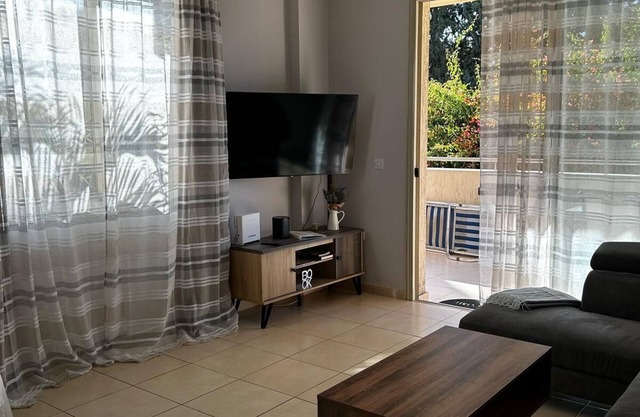 Sunlit Comfort in Paphos : Cozy, Family-Friendly 3-BR Apartment Near Everything