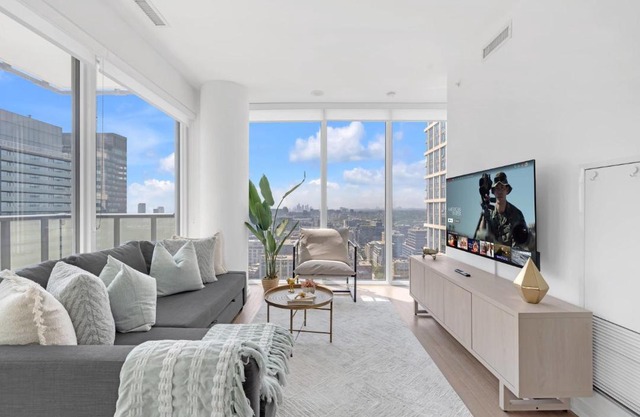 Sunlit Corner Suite Top Location Free Parking