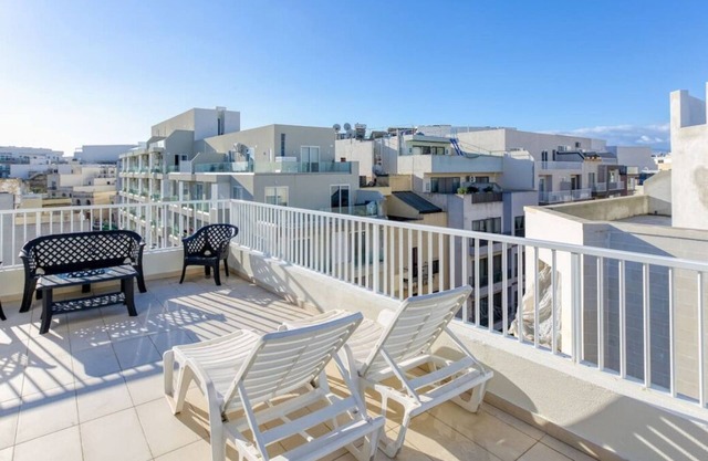 Sunny 2BR Penthouse with Spacious Rooftop Terrace