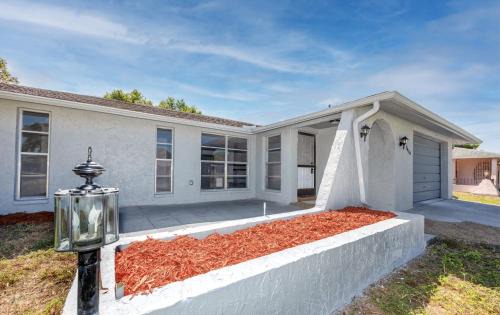 Sunny 3bd home! 10 mins to the beach